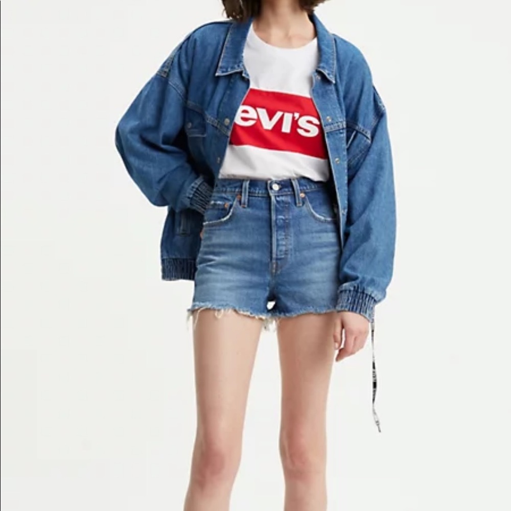 Levis Ribcage Short in Medium Wash